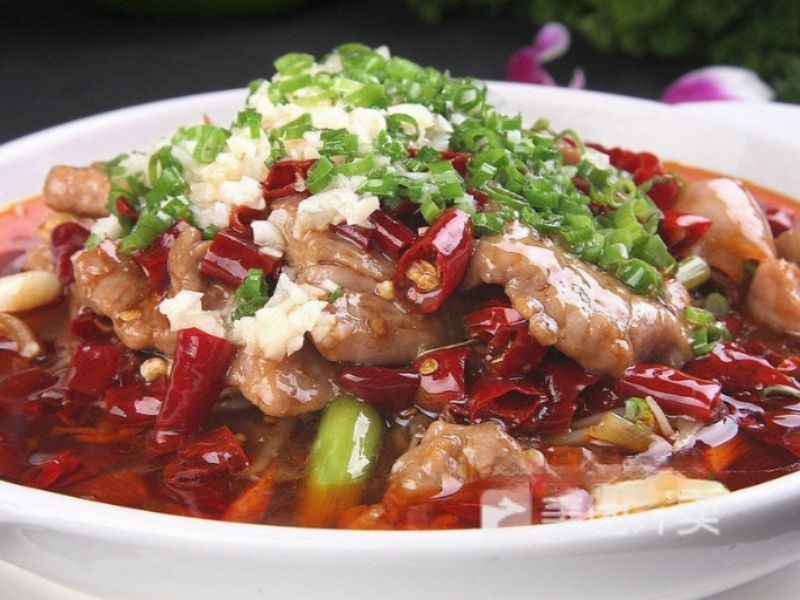 唐山美食:万里香烧鸡.万里香烧鸡是一道色香味俱全的名菜,属于